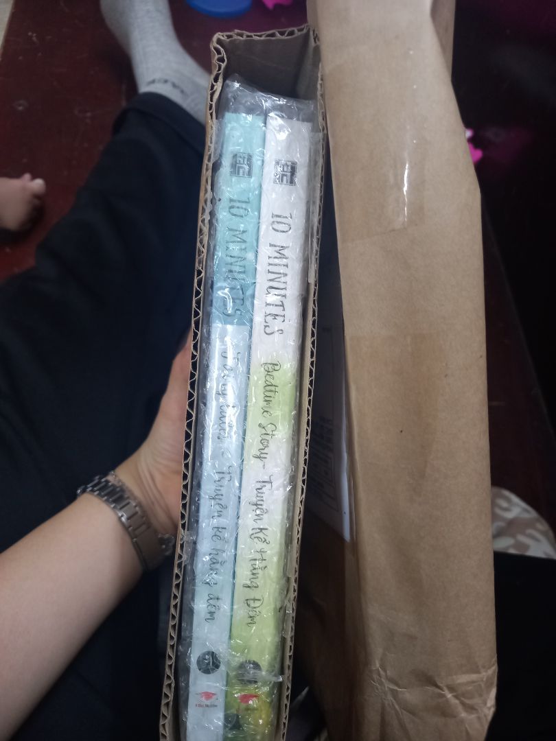 Đóng gói siêu có tâm, sách bìa cứng, minh họa đẹp. Vì mua sale nên giá hợp túi tiền chứ thật ra giá gốc có thể làm mọi người hoang mang :'))))