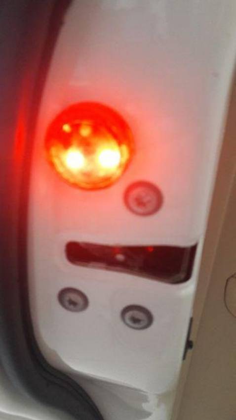 Đèn sáng lắp dễ dàng và chắn chắn. Hoàn toàn yên tâm khi mở cửa