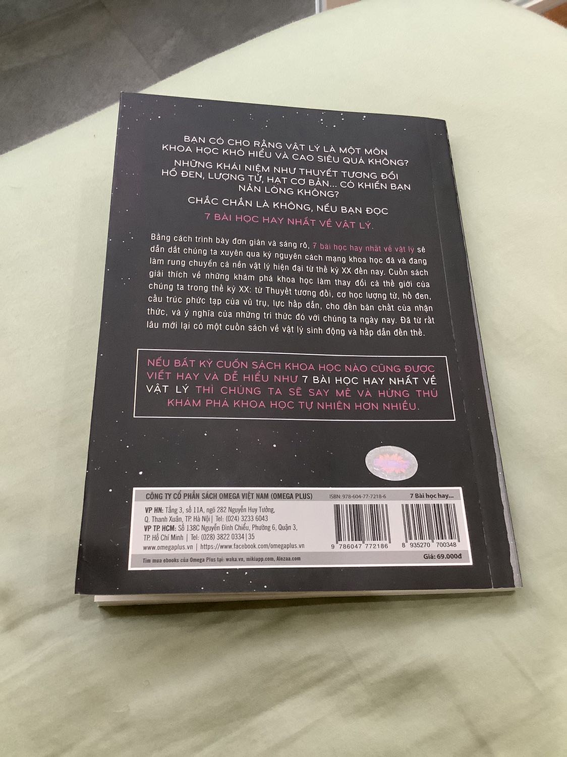 Đúng như lời giới thiệu ở bìa sau của sách "Nếu bất kì cuốn sách khoa học nào cũng được viết hay và dễ hiểu như 7 bài học về vật lý thì chúng ta sẽ say mê và hứng thú khám phá khoa học tự nhiên hơn nhiều". Những kiến thức tưởng như chỉ có thể dành cho những nhà khoa học lão làng đã được tóm gọn bằng những câu chuyện với ngôn từ không thể dễ hiểu hơn. Từ tận xa xăm trong vũ trụ đến những cấu trúc tạo nên từng vật thể trong thế giới, tất cả đều phải tuân theo quy luật tự nhiên. Và kể cả chính chúng ta, những con người đang khao khát được hiểu biết tường tận những quy luật đó cũng là một phần của tạo hoá, không thể nào tách rời được. Cuốn sách đã giúp tôi tìm lại cảm hứng học hỏi về lĩnh vực vật lý nói riêng cũng như ngành khoa học nói chung mà tôi ngỡ như mình đã đánh mất ở giảng đường. Xin cảm ơn tác giả.
