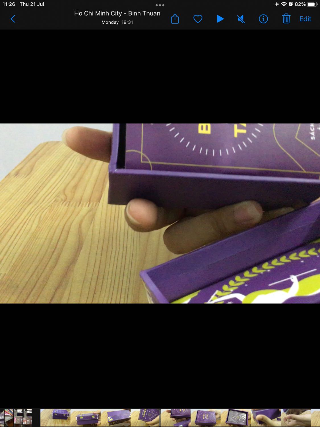 Bao bì cẩn thận, không hỏng, không trầy xước.
Bài khá đẹp, trơn dễ xáo, khá cứng, cầm vừa tay. Bản tái bản đã fix các lỗi in ấn rồi nha mn yên tâm. Nội dung và hình ảnh đáng nên mua.
Sách đẹp, dịch cũng mượt. Sách nội dung truyền cảm hứng và định hướng, không quá khô khan học thuật. Khá ổn cho người mới. Nên mua.