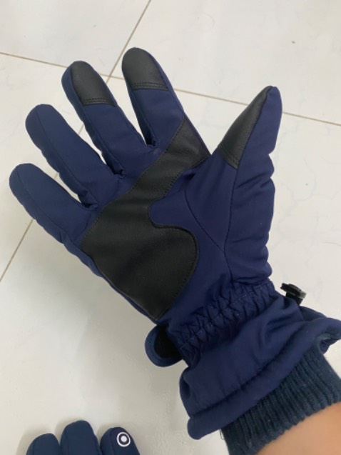 Găng tay đẹp, giống hình, rất dày và ấm, phù hợp để đi những vùng lạnh, có khoá gài 2 chiếc với nhau để tránh thất lạc. Shop hỗ trợ nhiệt tình, giải đáp mọi thắc mắc của mình, cho shop 10đ :D