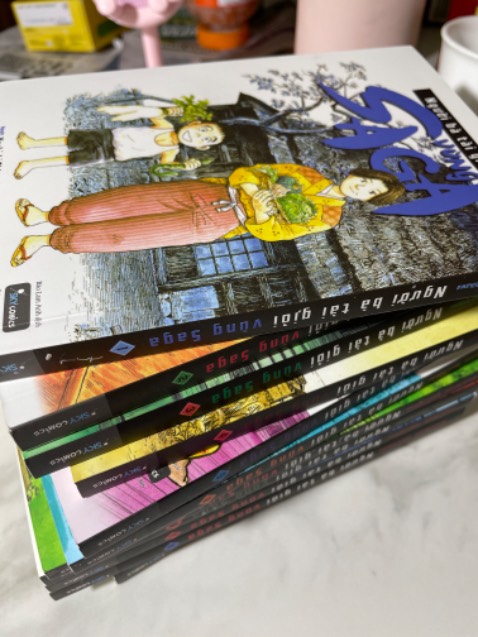 Bộ truyện đọc cực cuốn và dễ thương. Những nét vẽ miêu tả chân thật cuộc sống của người Nhật những năm 1960 và sự ngây thơ, hồn nhiên của những đứa trẻ trong truyện. Khi đọc truyện đôi khi mình phá lên cười, đôi khi phải dừng lại để ngẫm nghĩ về những câu nói rất ý nghĩa của bà Osano, bà ngoại của Akihiro. Cảm giác như mình đang quay lại tuổi thơ, cái thời không có Internet, không có máy chơi game, chỉ luẩn quẩn làm bạn với sách ( mình là thế hệ đầu 8X, quá già để đọc truyện tranh nhưng mình vẫn thích mê bộ này). Rất ý nghĩa nếu các bậc cha mẹ đọc cùng con bộ truyện này.

Tiki giao hàng rất nhanh. Bộ truyện được bao bọc cẩn thận, bìa trình bày đẹp. Mình còn được tặng thêm 1 quyển sổ tay nhỏ rất xinh nữa. Sẽ tiếp tục ủng hộ Tiki lâu dài. Cảm ơn rất nhiều ạ!