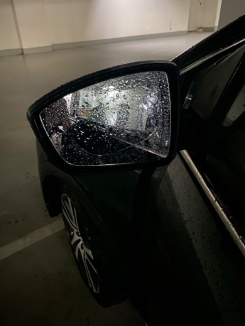 Được vài hôm thì thế này. Mà bán 2 miếng dán gương, ko có thêm 2 miếng dán kính hông thì khi trời mưa cũng ko nhìn thấy gì