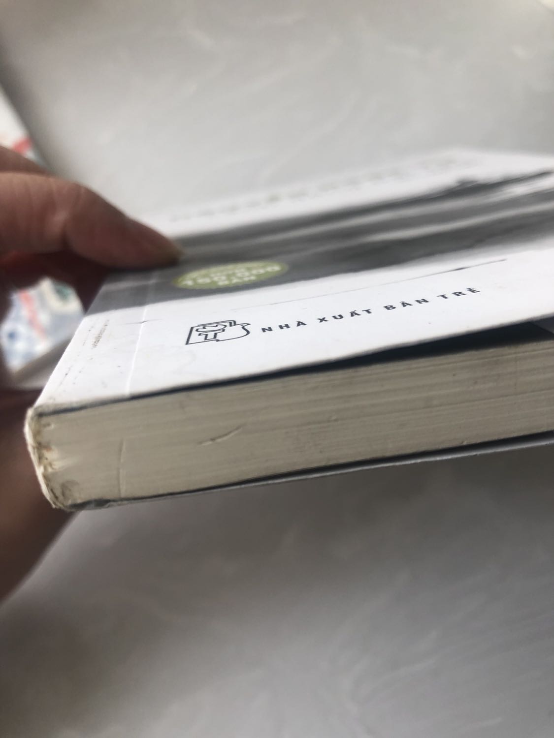 Hai cuốn đều bị bẩn bìa. Gãy góc. Quăn mép. Nhìn rất đau lòng. Như sách cũ vậy.