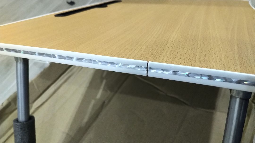 Có vết mẻ trên mặt bàn. Chân bàn trông xỉn. Giá vậy thì cũng không thể đòi hỏi gì hơn. Tạm hài lòng