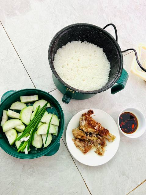 Độ bền thì chưa biết nhưng nồi nhỏ nhỏ xinh xinh. Thích hợp 1 người ăn 1 mình. Cơm tiệm riết cũng chán chúng ta có thể nấu nồi này món yêu thích cho đỡ ngán. 😂