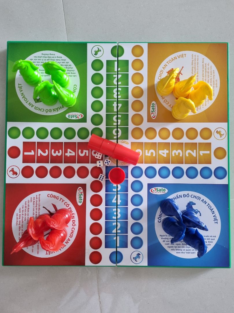 Giao hàng nhanh. Bàn cờ và quân cờ lớn nên chơi dễ, màu sắc đẹp. Tuy nhiên, có 2 quân cờ bị nứt vỡ