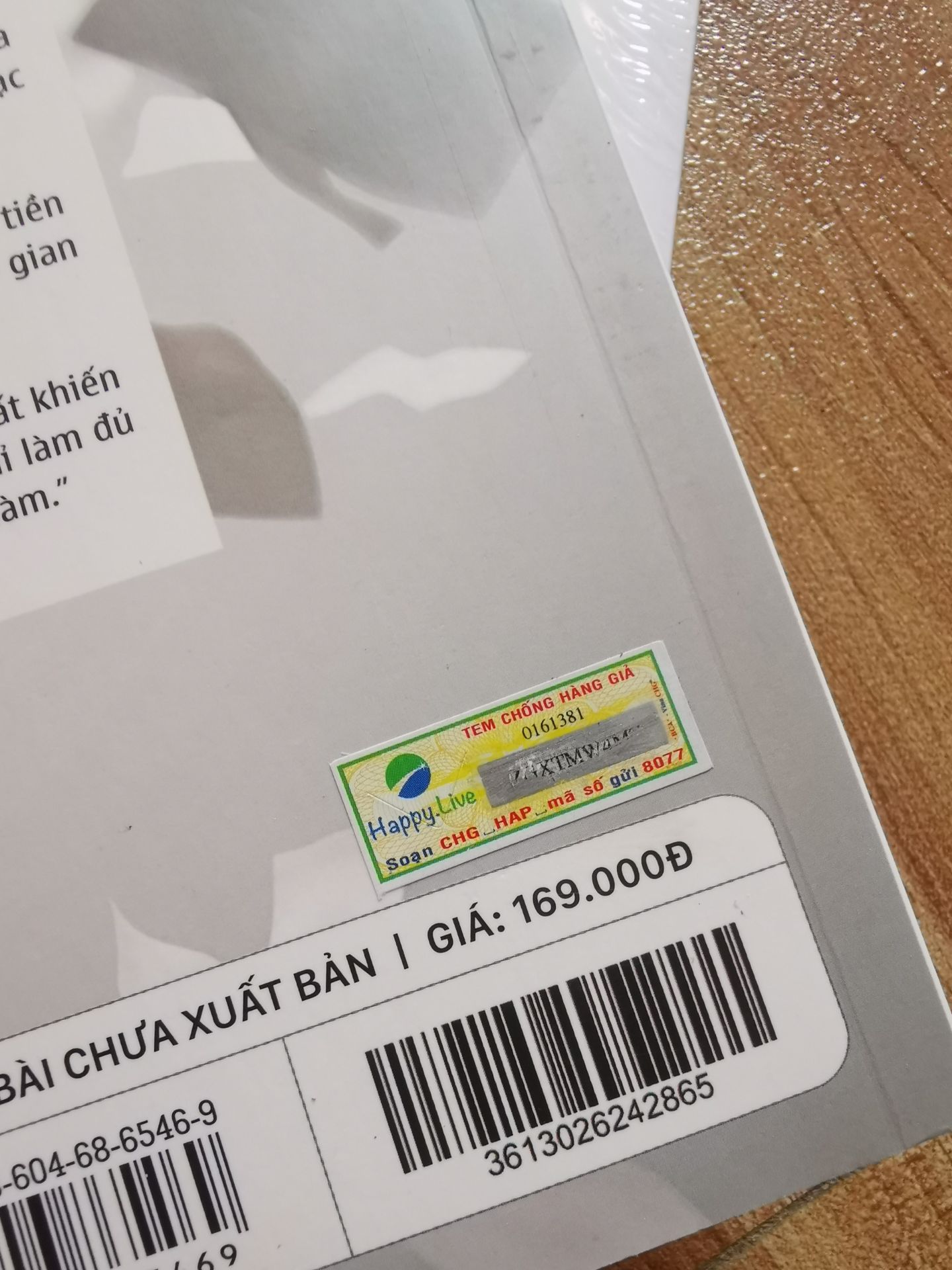 -Sách hay,
-Giấy lởm chởm như lưỡi cưa lưỡi liềm ,
-Mã k biết để làm gì nhưng k cào đc
-Bọc sơ sài nên nát hết mép sách, mình thấy có một số bên họ quấn bìa hoặc chống sốc bên ngoài.