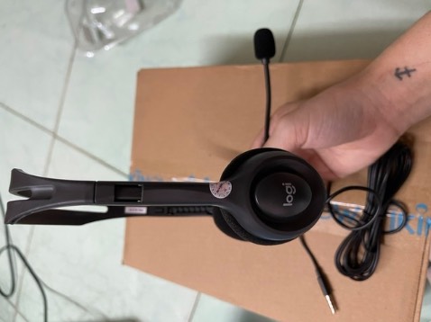 Giao hàng siêu nhanh luôn tối đặt là sáng mai nhận lun. Tưởng ít tiền sẽ yếu thế hơn con logi H151 trong cty ai nhè *** và nghe lại cord đúng là tiếng ồn xung quanh giảm hẳn, giọng nói to rõ hơn chỉ có điều jack cắm vào lap hơi lỏng lẻo xíu.