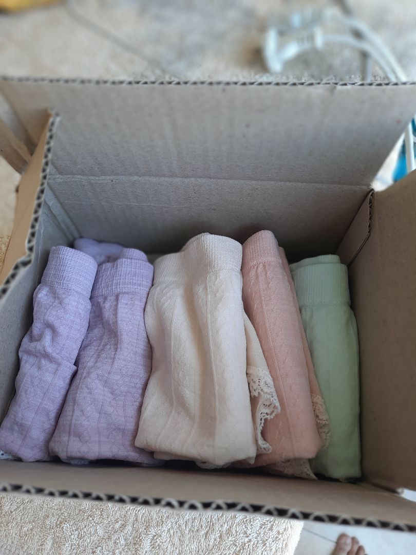 👉Sản phẩm k có túi đựng riêng biệt đi kèm. shop để thẳng vào hộp giao hàng mở ra nhìn hớ hênh ntn và mùi hôi kinh khủng 😡. Nên khuyến mãi thêm cho khách hàng cái túi zip đựng quần. Rồi hãng cho vào hộp đóng gói.  
👉 Freesz k có kiểu quần sz to sz lẫn lộn nv. Tôi mua hàng freesz nhiều nhưng chưa bh gặp kiểu sz to nhỏ lẫn lộn 😡