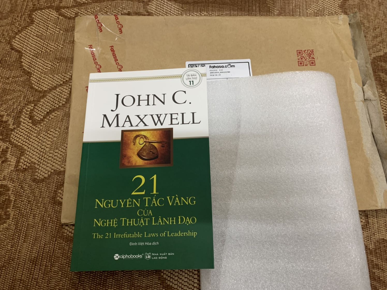 Điểm cộng ưng nhất là giao hàng sớm hơn thời hạn, mặc dù thời điểm mưa gió, dịch bệnh, không thuận tiện cho việc đi chuyển. Quy cách đóng gói cẩn thận, tỉ một (xốp bảo vệ, túi chuyên dụng, nhãn mác mô tả sp đầy đủ), còn về chất lượng sách thì chuẩn (tem chống hàng giả anphabooks). Thế là quá đủ cho một dịch vụ, còn nội dung sách do mình chọn... miễn bàn ???