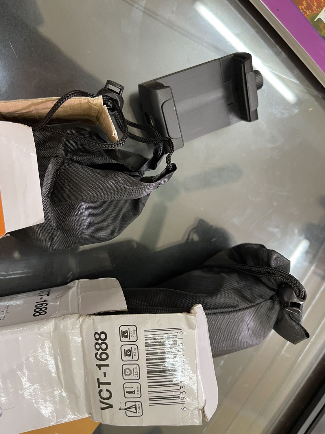 Chất lượng quá kém! Tôi đặt mua đồng thời 2 cái, một cái gửi thiếu đế gắn điện thoại, một cái thì đế gắn điện thoại không gắn được do lệch ren.