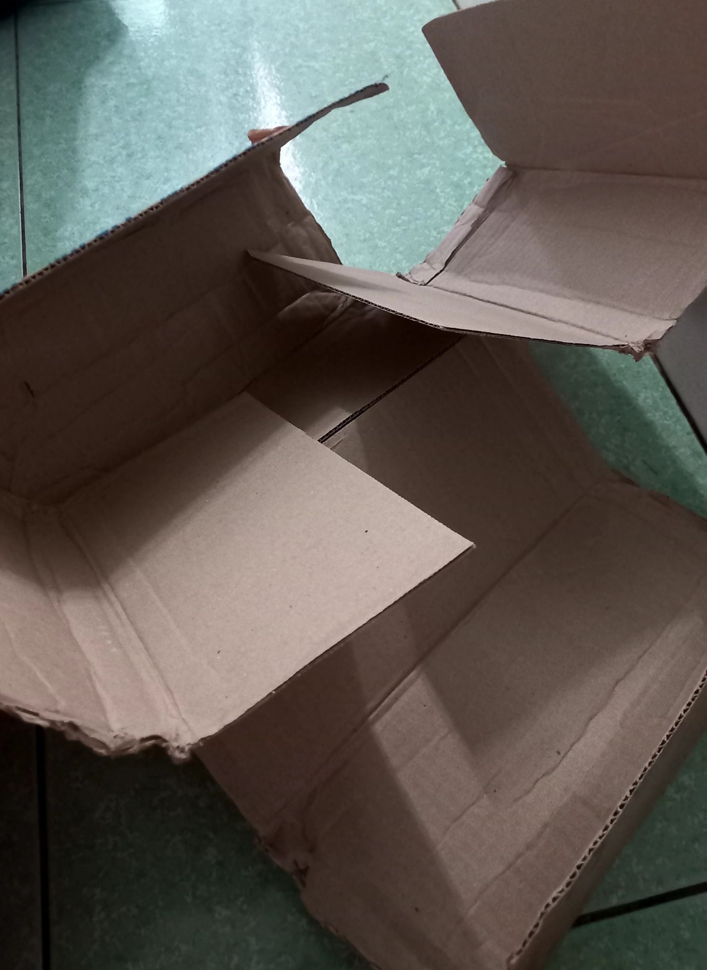 Ship quá lâu, đơn bị delay 2 lần. Sách bị móp vài chỗ do Tiki quá ẩu (Nhìn hộp hàng là biết). Không bao giờ đặt trên Tiki nữa, viết xong đánh giá rồi xóa app luôn