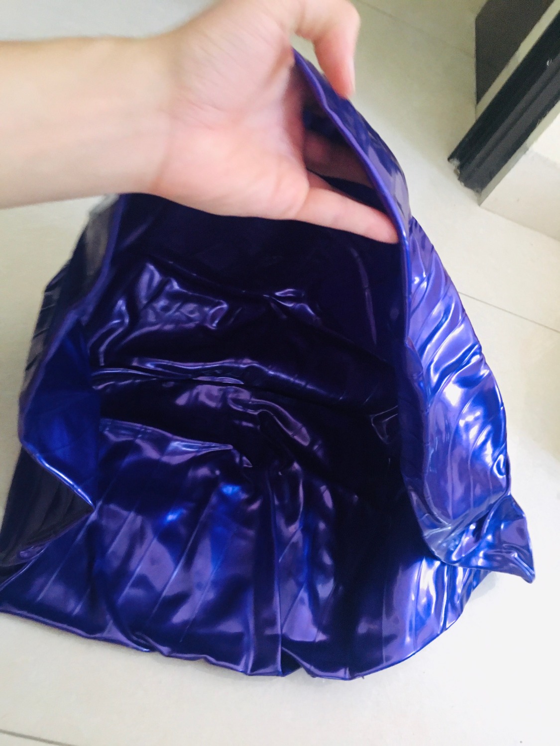 Da bóng khá dày, đàn hồi tốt, màu sắc tím ổn màu, ko bị dây, bị loang như hàng mua bên ko thương hiệu lần trước. bóng đúng chuẩn 75cm, đúng mô tả. cảm ơn midoctor