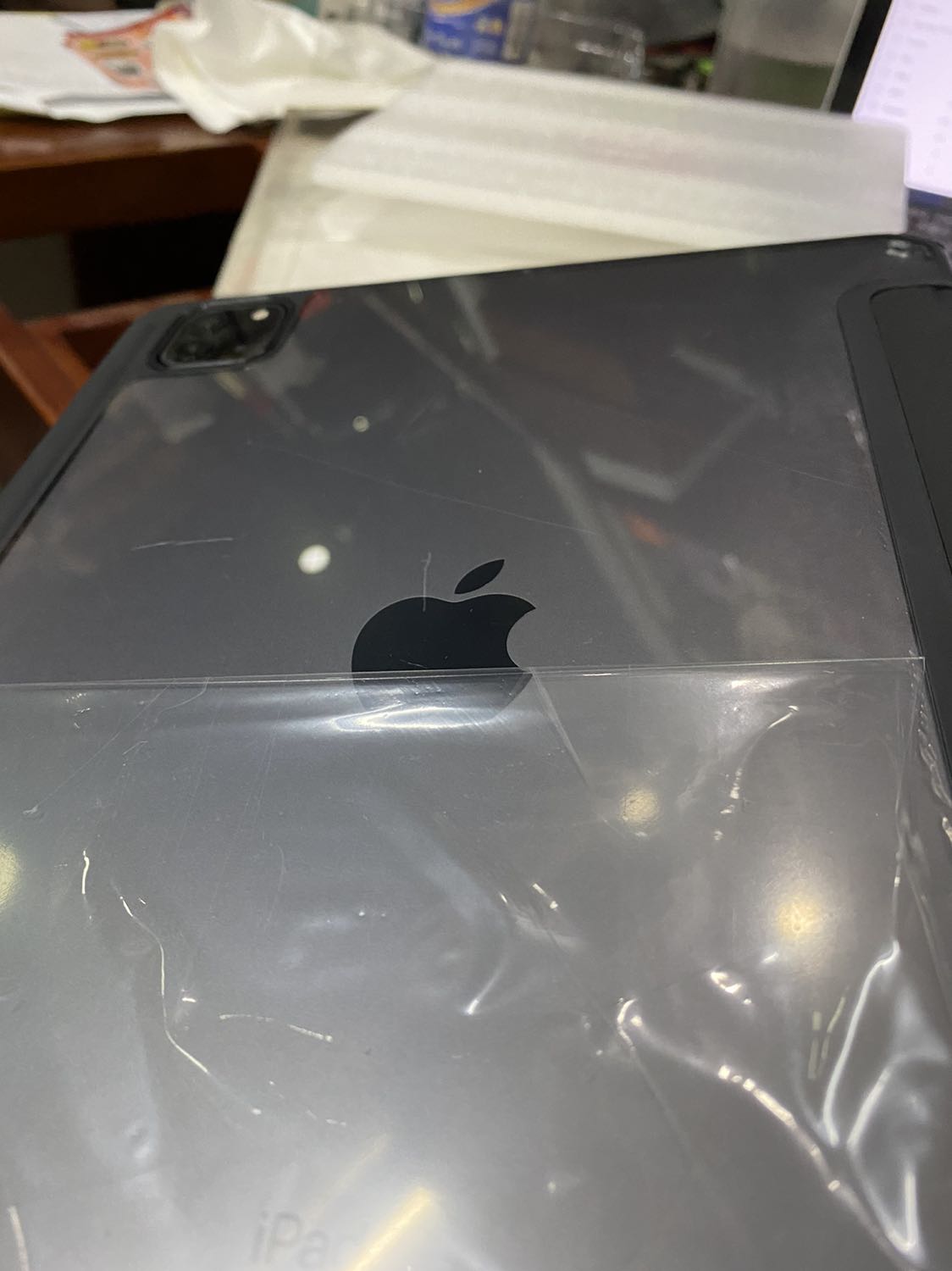 Sản phẩm còn trong hộp, mặt sau bị trầy nhiều, không giống hình quảng cáo (mặt lưng là nhựa trong) nên mình ko đánh giá sao cao được nhé.