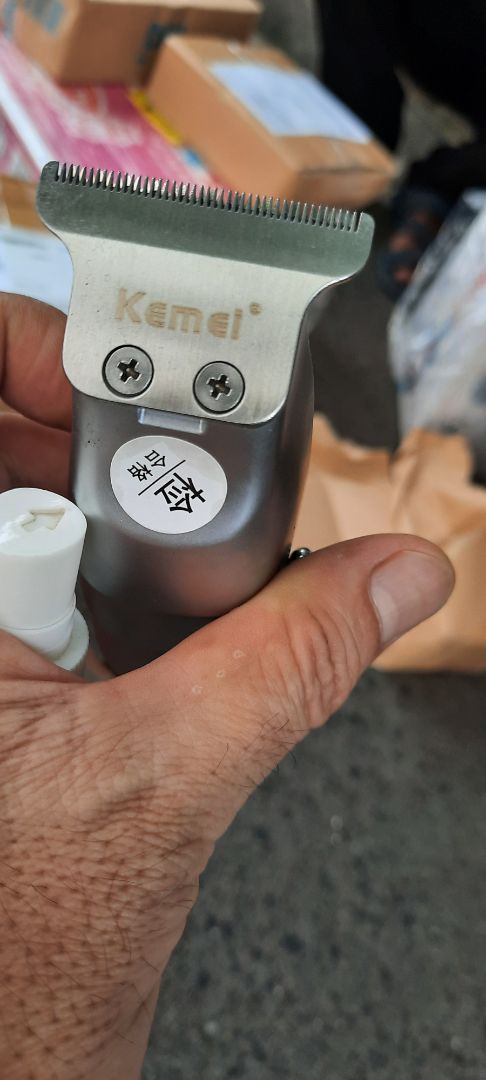 Máy bị trầy, có vẻ như hàng tồn kho, không vừa ý lắm.