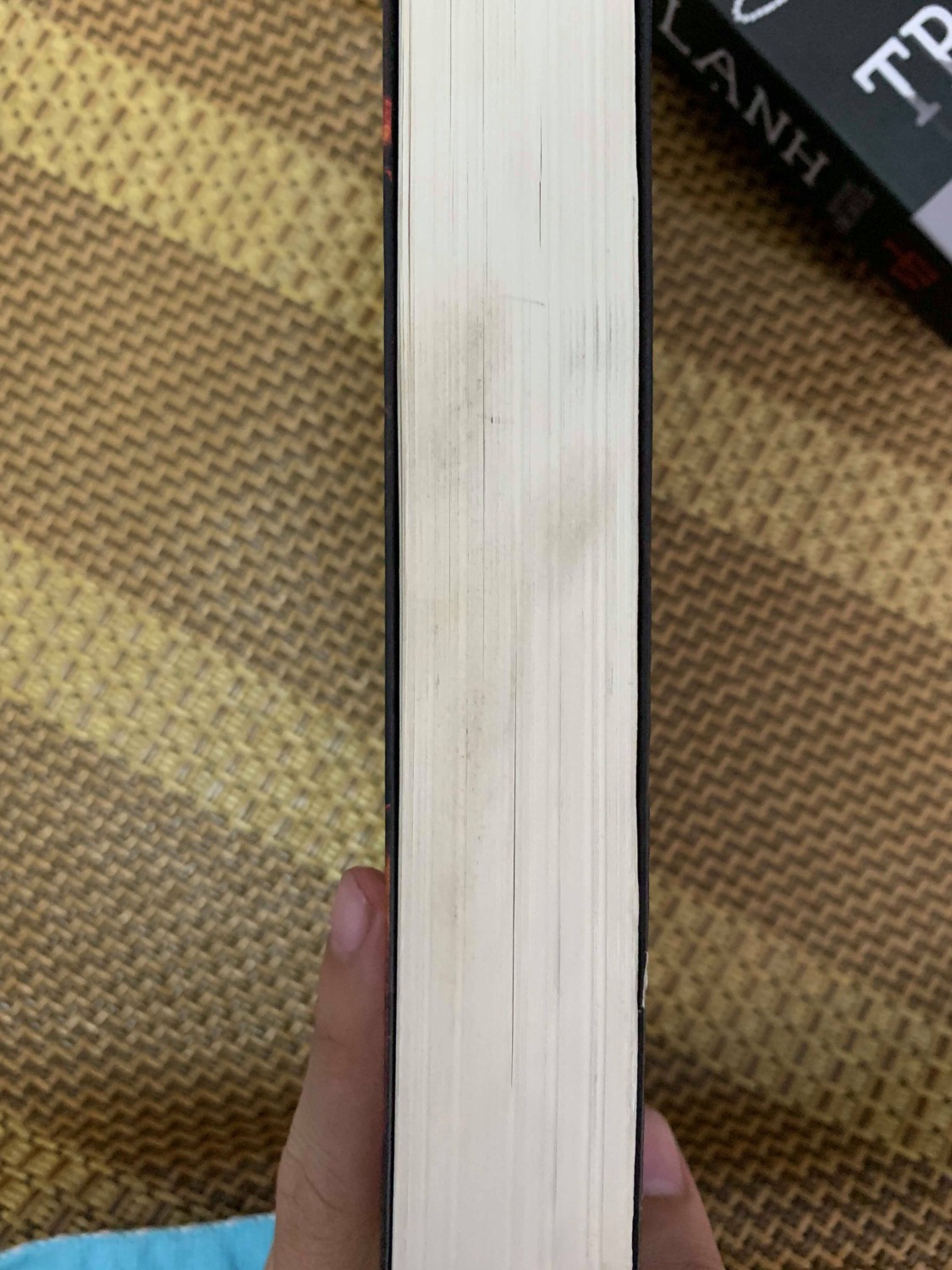 Sách rất dơ và tệ, sách đã cũ như vậy còn cố bán cho khách hàng, Tệ vừa phải :)