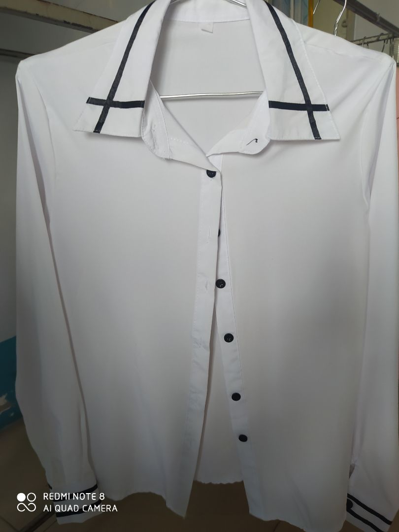 Áo chất liệu trơn mềm, mỏng nhẹ, mặc mát. Áo chất lượng tốt như vậy mà bán giá này là  vừa phải rồi.