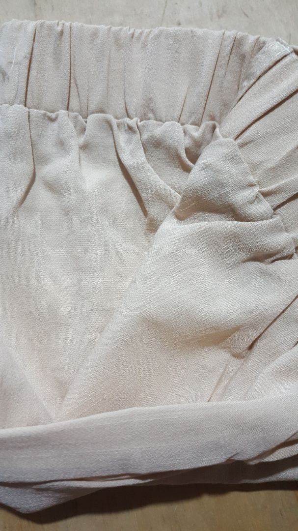 Quân xinh lắm luôn ạ! Vải cũng đẹp nữa! Gói hàng cẩn thận! Màu quần ưng cái mắt kinh khủng! Còn được tặng thêm 1 chiếc khẩu trang với 1 cái cột tóc xinh xinh nữa! Rẻ mà lai còn đẹp nữa! Tính đặt thêm 1 chiếc màu đen của shop nữa❤❤