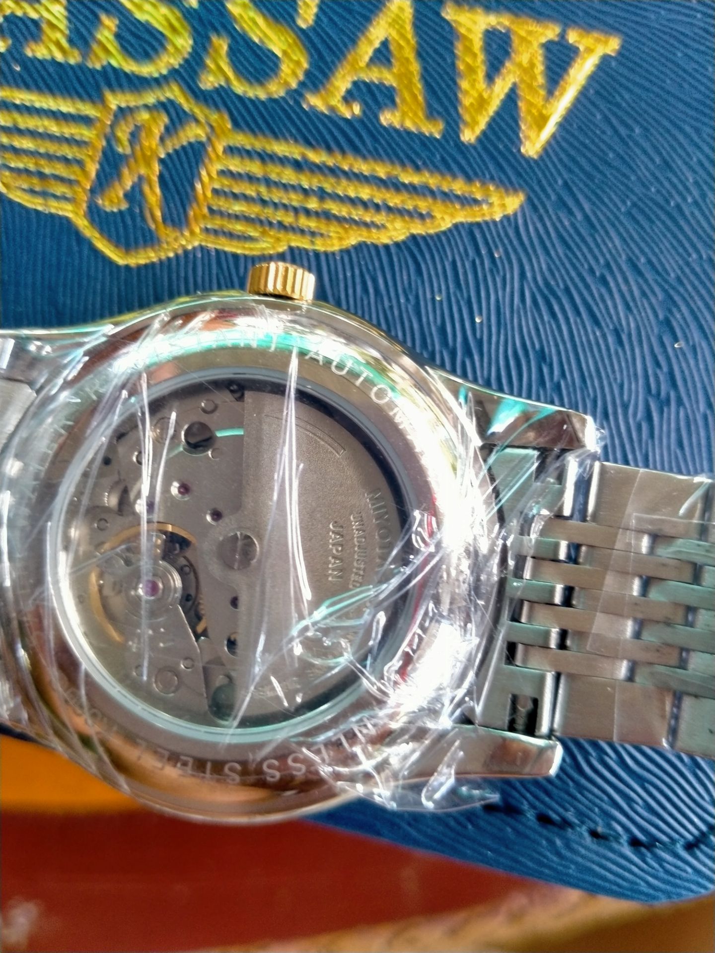 đồng hồ rất đẹp, số hiệu rõ ràng máy đúng như giới thiệu, dây chắc chắn, máy hoạt động êm.