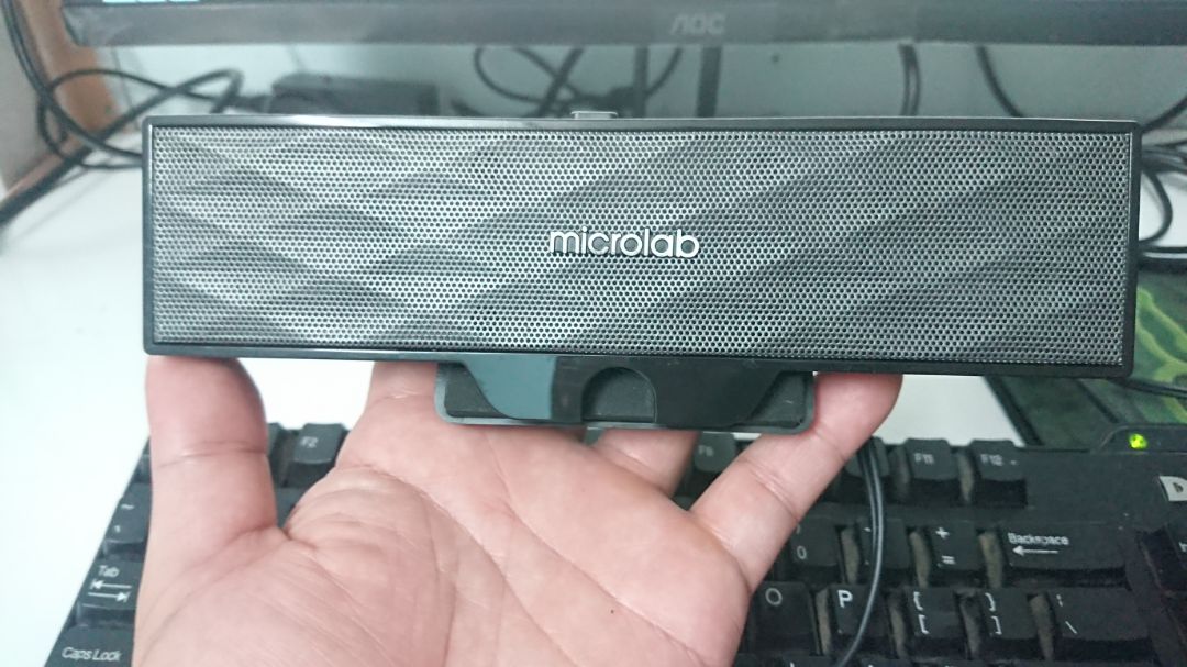 Âm thanh ấm, bật lớn không bị chát tai. Loa nhỏ, không chiếm diện tích và rất đẹp.  Cho shop 5* và  Tiki 1* do Tiki làm ăn trong mùa dịch bê trễ, trong khi các sàn khác giao hàng vẫn đúng hạn như dự kiến. Qua thời điểm giao hàng chờ hơn 1 tháng không giao, hủy và hoàn tiền rất nhiều đơn. Có những đơn tự hủy của khách không rõ nguyên nhân. Khi khiếu nại thì sau 5 ngày không thấy giải quyết. Nói chung rất thiếu trách nhiệm. Sau này không mua hàng trên đây nữa cho khỏi bực.