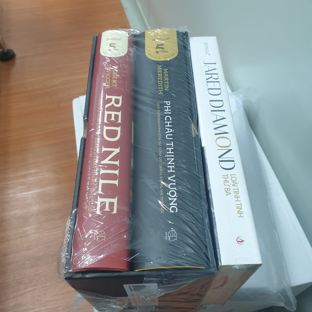 Bộ sách kỷ niệm 5 năm của Omega+. Tác phẩm mong chờ nhất trong năm của Omega+ với nội dung thú vị về lịch sử Châu Phi - những bí ẩn và huyền thoại của một thời. Sách bìa cứng, có hộp, bao bọc cẩn thận, giá lại tốt trong dịp Sinh nhật Tiki. Nên mua ngay để có trên kệ nè.