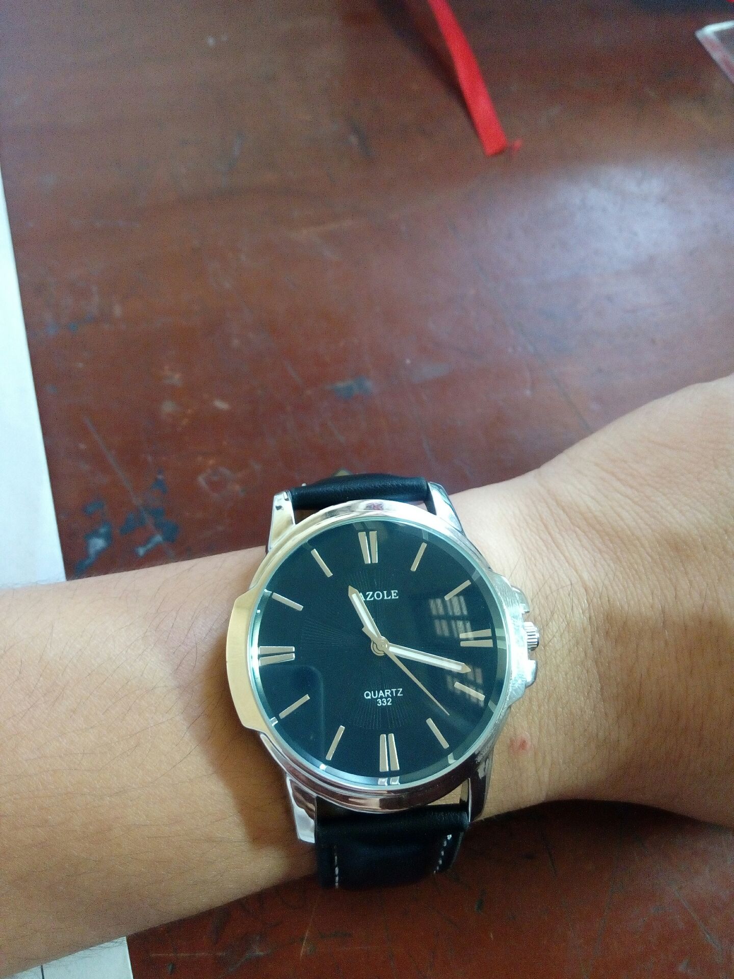 giao hàng muộn quá ,đặt suốt từ hôm 29,30 j đấy mà tận 13 với nhận được.xong lại giao cho cái hết pin tưởng hỏng ,cũng may tặng thêm 1 cục pin ,thế là lần mò tự thay. còn ngoại hình đẹp giống hình ,cảm giác cũng tốt ,còn bền hay ko phải đợi thời gian mới biết được..