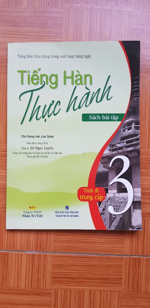 Sách hơi mỏng so với giá tiền. Trang bìa và mấy trang cuối bị móp/gập. Đóng gói kỹ và giao hàng nhanh chóng.