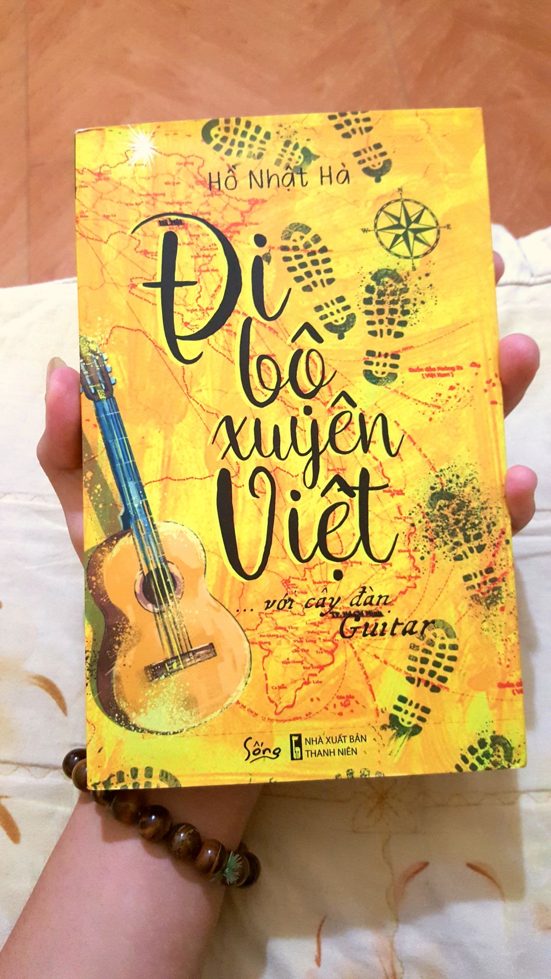 Sách không lỗi gì cả, về nhanh, đẹp, góc có hơi bẩn chút thôi nhưng không vấn đề gì cả. Nội dung mình chưa đọc nhưng vì là người thích guitar và chuyện đi ngao du nên mình nghĩ nó sẽ hay.