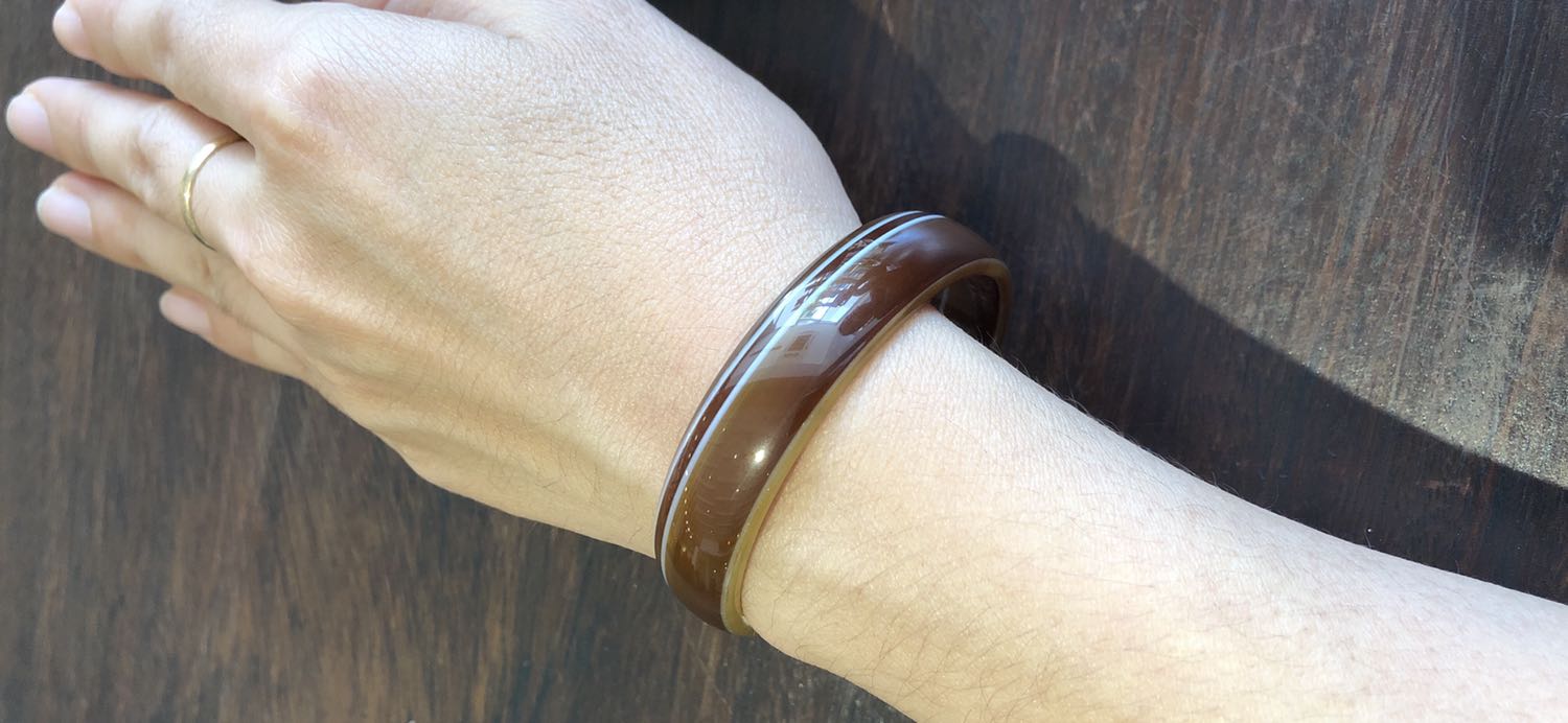 Đá chất lượng tốt! Màu cũng đẹp nữa.
Vòng đẹp nhưng tay mình nhỏ nên dù mình đã chọn ni 52 mà vẫn bị rộng 1 tý.