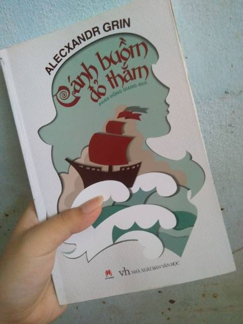 Nếu dùng 1 từ để nói về tác phẩm này, thì đó là "ĐẸP". Tác giả thể hiện là 1 người quá tinh tế trong việc quan sát và mô tả thiên nhiên, từ 1 con bọ cánh cứng nhỏ xíu tới những con sóng bạc đầu hùng dũng ngoài biển khơi, ông đều mô tả rất đẹp, rất sống động.
Câu chuyện này dành cho những kẻ mơ mộng, những kẻ luôn có niềm tin vào những điều tốt đẹp và những điều kỳ diệu tưởng chừng như vô lý trong cuộc sống này.
Khi bạn gửi điều gì đó vào vũ trụ, một ngày nào đó vũ trụ sẽ trả lời bạn. ;)
Và khi không quá vội để lỡ mất những cảm xúc nhỏ bé trong cuộc sống này, bạn sẽ nhìn thấy những điều to lớn.