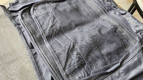 Giao hàng nhanh, đóng gói cẩn thận. Sản phẩm đẹp, nhẹ, gọn và không thấm nước. Nên mua !!!