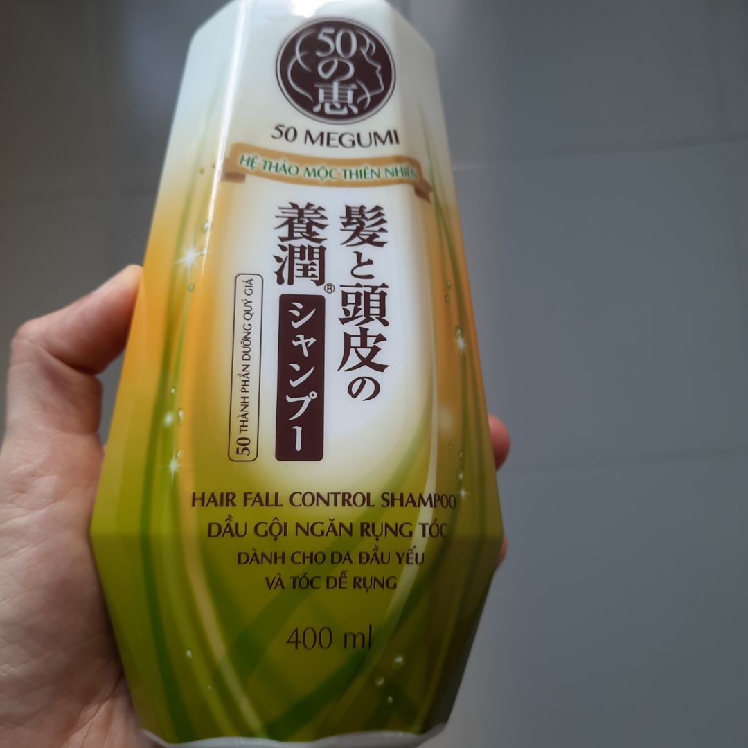 mình xài khá nhiều dầu gội đầu tên tuổi nhưng đến dòng này thật sự thích. Gội xong tóc mượt, óng và rất mềm. Ngoài ra mình thích kiểu mùi hương thơm cây cỏ tự nhiên. Về giá so với các sản phẩm cùng loại và đánh giá Megumi cao nhất.
