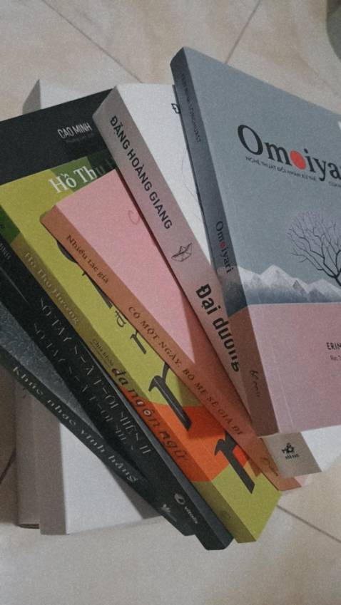 Quyển sách này đến tay mình không bị trầy xước hay bong tróc gì cả
Nếu bạn hay đọc sách của tác giả Cao Minh thì khỏi bàn rồi, thật sự quá đỉnh. Từ nội dung đến cách viết hay cách sử dụng câu từ đều được trình bày rõ ràng. Sách chia ra nhiều phần, mỗi phần là câu chuyện của những người đến phòng khám tìm cách chữa trị bệnh của mình. Nhưng đa số đều không phải là những căn bệnh bình thường mà có thể chữa trị đơn thuần trong bệnh viện hay dùng thuốc sẽ khỏi. Nó bắt nguồn từ những nguyên nhân sâu xa cần được chữa trị tận gốc. 
Thấy hơi có lỗi vì mình đọc sách của tác gì mà thích đồng nghiệp của tác giả hơn. Vì ông ấy là một người vô cùng thông minh. Từ lí lẽ, sự hiểu biết hay sự chuyên nghiệp trong công việc đều gần như ở đỉnh cao.
Thật sự nếu bạn còn đang chần chừ thì đừng lo lắng. Đây thật sự là một quyển sách đáng để đọc thiệt đó!