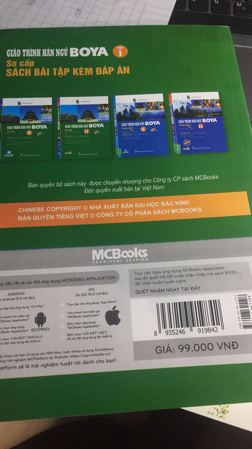 Thông tin ghi nxb là nxb Đại học Quốc gia HN nhưng sách lại là nxb Hồng Đức. Trang giấy bị in mực sang mặt bên khá nhiều, gáy không chắc lắm, mới nhận hàng nhưng đã bung một hai tờ. Cái quan trọng nhất là sản phẩm nayf dùng app nhưng không có mã QR, nhập mã sách cũng không được => sản phẩm dùng app nhưng không thể dùng app =]]].

Nội dung sách ổn, có lời giải, phần tập viết. Nói chung nội dung giáo trình boya thì khỏi phải bàn cãi nhiều, 8/10.