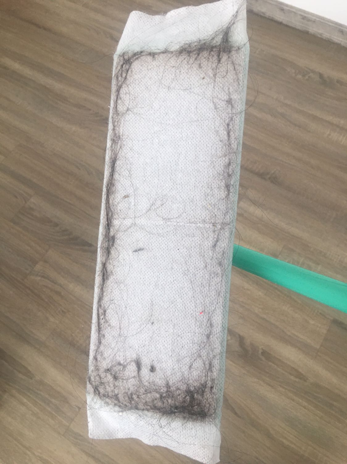 Mua combo 5 gói như thế này tiết kiệm hơn so với mua 1 gói.
Khăn lau tĩnh điện thực sự là một vật dụng hữu ích khi làm vệ sinh, khăn hút bụi mịn và tóc rất tốt; kết hợp với cây lau đa năng của Ihomeda quả thực là trợ thủ đắc lực giúp việc vệ sinh nhà cửa đơn giản và nhẹ nhàng hơn nhiều.
Nhà nào nhiều nữ hay có tóc rụng thì mua bộ này rất hợp.