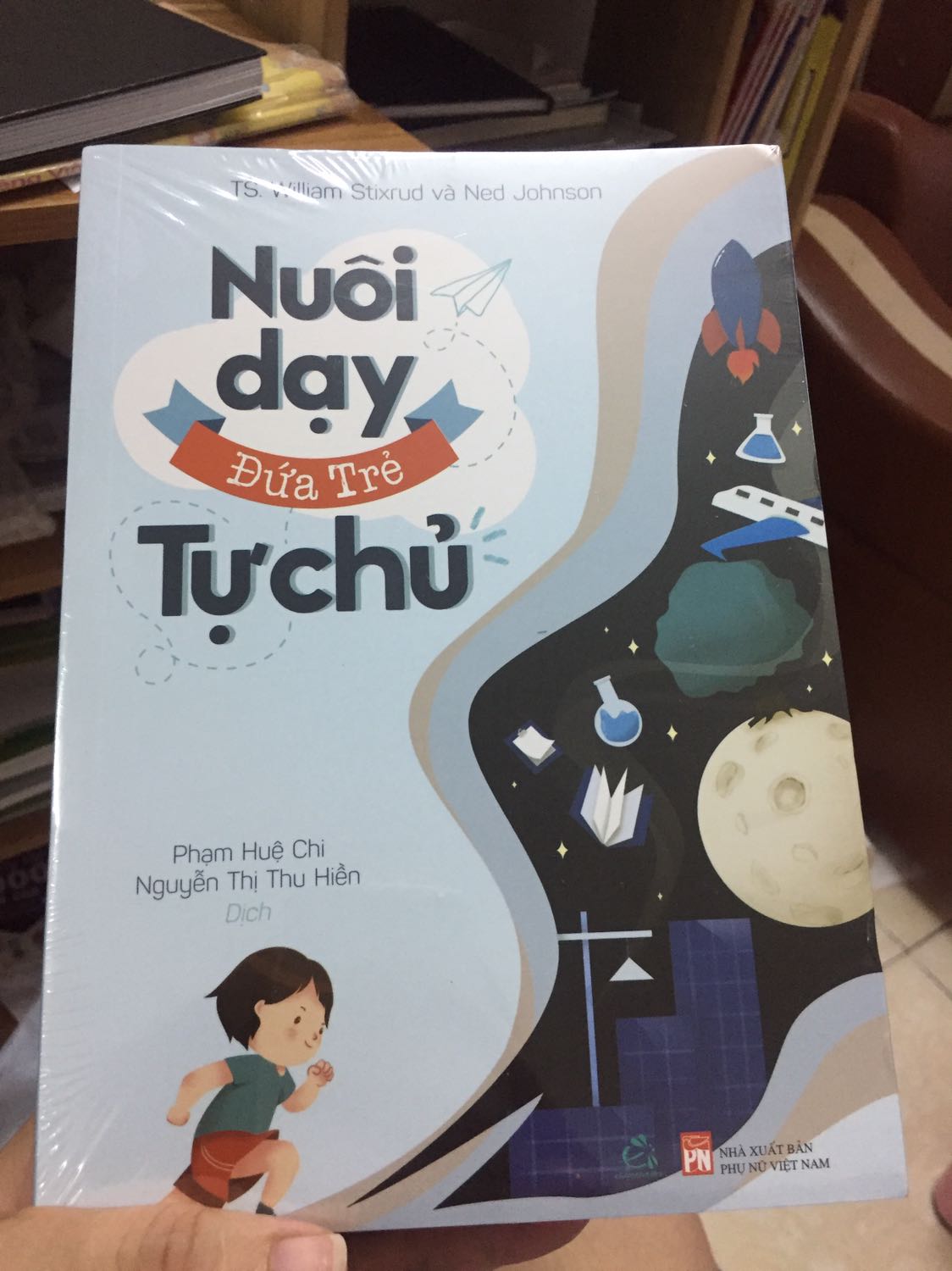 Sách bọc kĩ bằng nilong nên k dùng đc bookcare... tiki giao nhanh