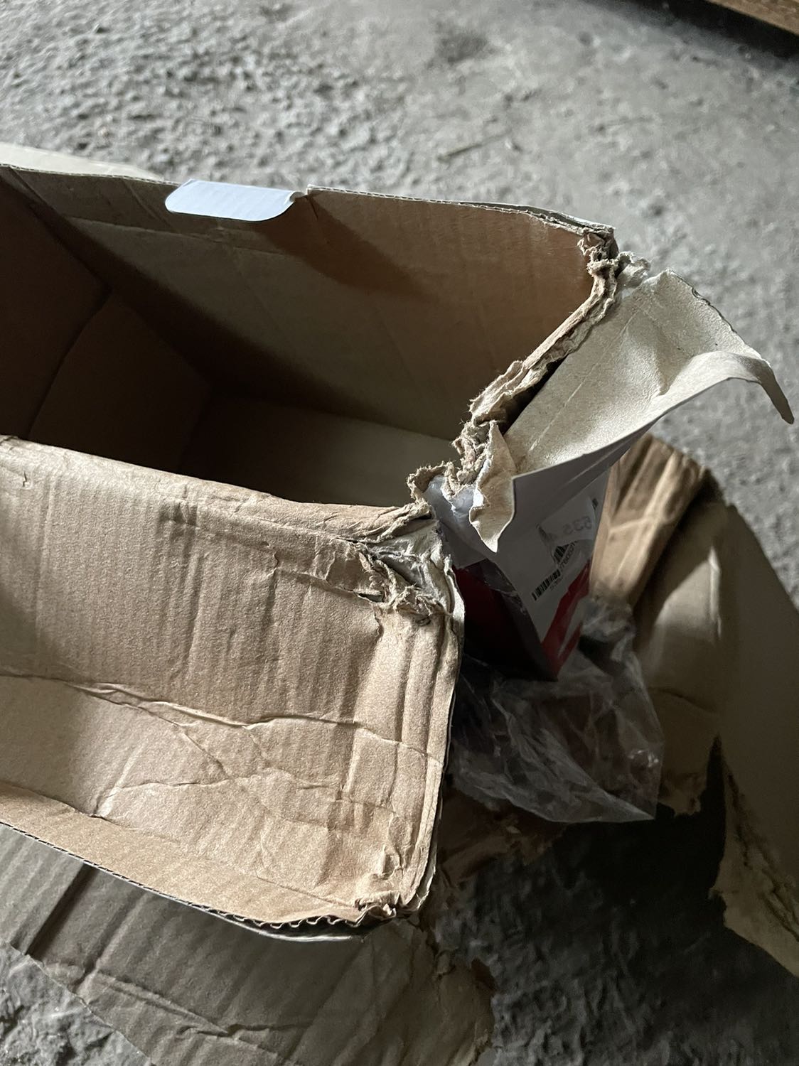 Mua hàng của Tiki lâu rồi nhưng lần này là lần mua hú hồn nhất, chưa bao giờ thấy Tiki đóng gói sơ sài như vậy. Mọi khi mình mua sách thôi là Tiki cũng đã đóng gói chèn xốp các kiểu, còn lần này là máy đánh trứng mà không hề chèn 1 tya xốp nào, bên vận chuyển quăng quật gói hàng làm thùng hàng móp méo, ướt luôn cả gói hàng. Vận chuyển họ cũng không chắc là mở ra còn dùng được hay không nên phải đề nghị đồng kiểm với mình, để có gì còn hoàn hàng lại luôn. Nhưng cũng may là sách và máy vẫn không sao (nhưng hộp ngoài và hộp máy ở phía trong thì ướt cả). Mình đánh giá 2 sao không phải vì chất lượng máy, mà vì lần này Tiki đóng gói quá ẩu. Hy vọng lần mua hàng sau, nhất là những đơn hàng có máy móc thì Tiki sẽ cẩn trọng hơn trong khâu đóng gói.