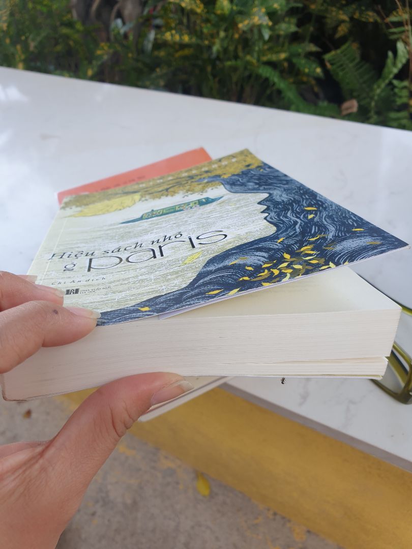 cảm nhận cá nhân: chất lượng sách tốt, dày hơn 400trang. nội dung thú vị và kì lạ. lời văn sâu sắc và mới lạ lẫn hàu hước trong vc miêu tả cảm xúc nv.  nội dung kể về cuộc tình buồn, cuộc phiêu của nv chính. bạn nào thích sách tâm lí thì đọc, hơi nặng nề, day dứt nhưng cách viết của tác giả về nó thì hay.