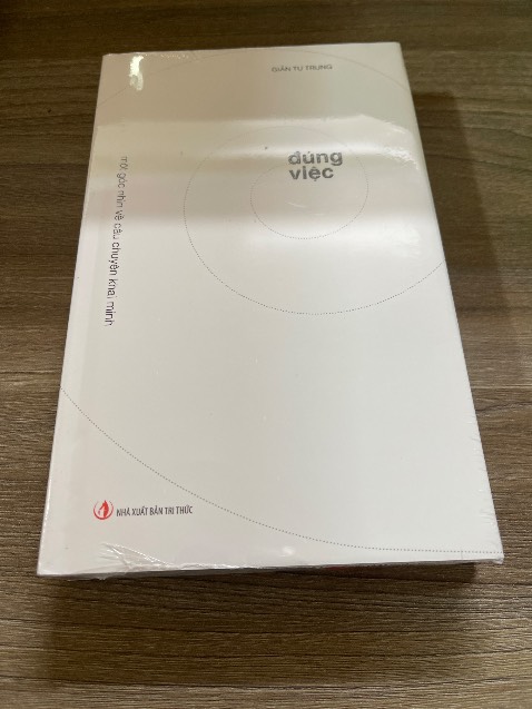 Sách đẹp lắm bìa cứng bọc nilon cẩn thận, đóng hộp bọc cũng rất cẩn thận chu đáo! Thanks Shop!