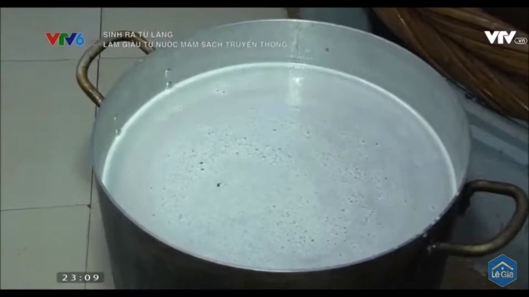 sau khi xem quá trình sản xuất thì mình thấy có vài khâu không được sạch. thứ nhất mắm đựng trong nồi nhôm, thứ hai người công nhân đang trộn cá với muối bằng một chiếc cào sắt, thứ ba người công nhân đang trộn moi với muối trên một tấm tôn phủ sơn màu xanh, lớp sơn này rất dễ thôi nhiễm vào gây độc hại ( nếu anh giám đốc được đào tạo về atvstp thì sẽ hiểu được một điều cơ bản là kim loại được phép tiếp xúc trực tiếp với thực phẩm phải là thép không gỉ vd như inox 3***/10, inox 316... ngoài ra những kim loại như nhôm, sắt, tôn khi tiếp xúc với thực phẩm nhất là muối sẽ bị thôi nhiễm chì, kim loại nặng gây ung thư. thứ tư là cá với muối được trộn trên một tấm bạt nhuộm màu xanh đỏ thứ năm là anh đeo gang tay y tế nhưng lại sờ tiếp xúc với đồ vật khác dính bụi bẩn, sơn,... rồi lại tiếp xúc trực tiếp với thực phẩm, thứ năm là người công nhân đeo gang tay ( không biết gọi là loại gì nhưng loại này người ta chỉ dùng để rửa bát, cọ bồn cầu... chứ không ai dùng để tiếp xúc với < thực phẩm sau khi rửa > vì mùi gang tay này cục kì nồng, mùi này do hóa chất độc hại có trong nó tạo ra