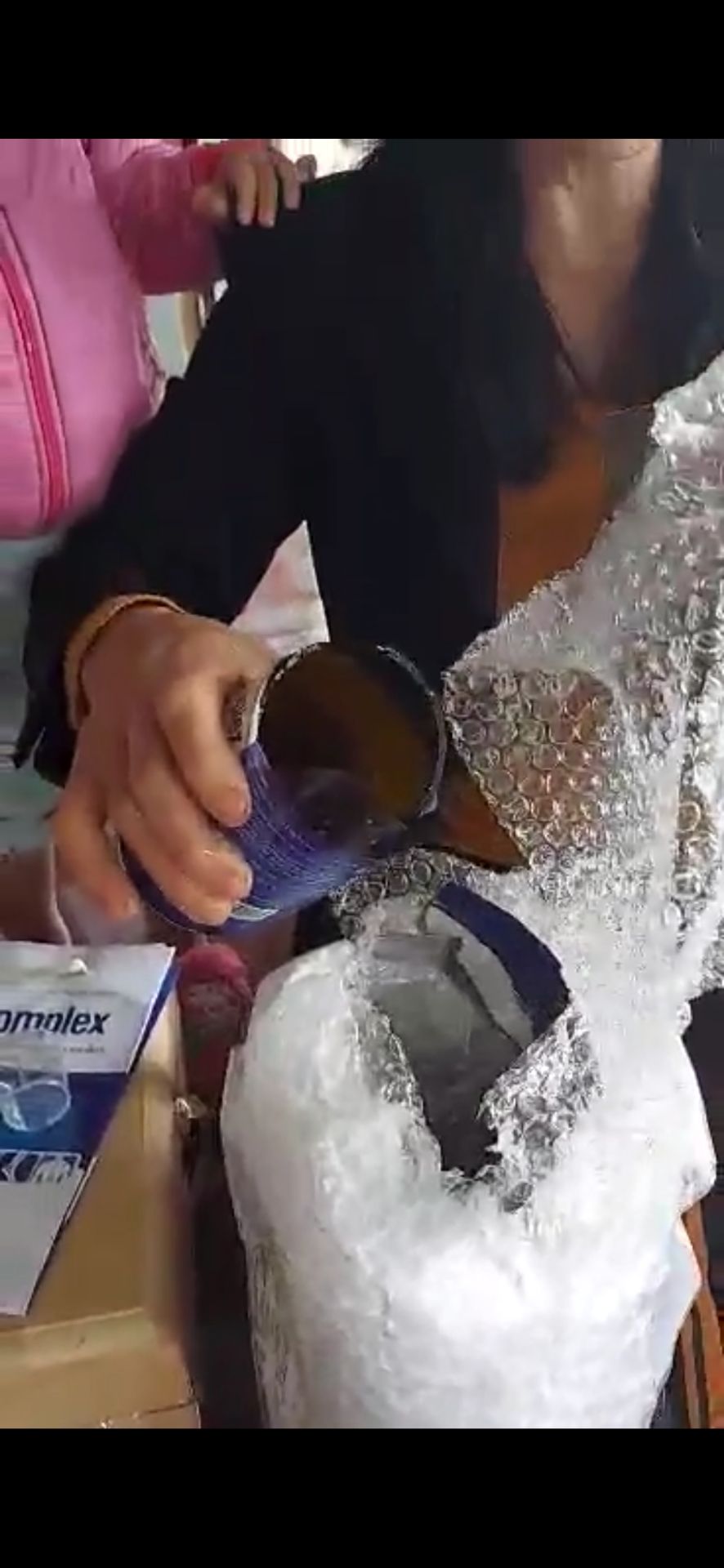 mẹ mình mở ra, bị vỡ mất 1 lọ. đề nghị shop gửi lọ nguyên lại cho mình.