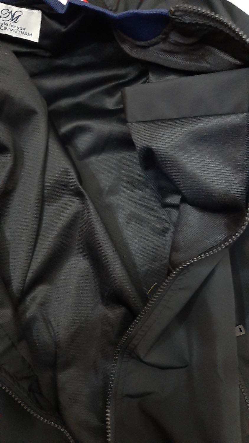 Chất lượng áo tốt dày và rất đẹp , áo có bo màu đúng như hình luôn. , áo có túi khóa kéo an toàn , ok Áo này mình nghĩ trời nóng hay lạnh gì chắc cũng mặc dc hết vì rất thoải mái khi mặc thêm 1 điểm cộng nhìn rất tốt so với giá tiền bỏ ra , có túi trong túui ngoài tiện lợi , để được nhiều loại vật dụng cá nhân Tiki thì lần nào mua giao hàng cũng nhanh , shipper bao vui vẻ  ! Chúc shop và tiki  ngày càng đắt khách nha ! 5 sao dễ dàng