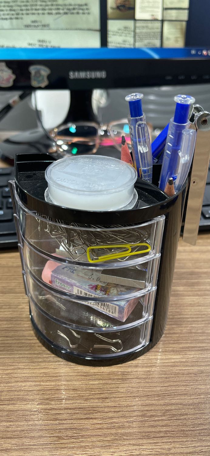 Hộp bút to, rộng, chắc chắn, đựng được rất nhiều đồ dùng, chắc chắn.
Tiki giao hàng nhanh, đóng gói kỹ càng.
Vote 5 sao cho tiki và hãng deli.