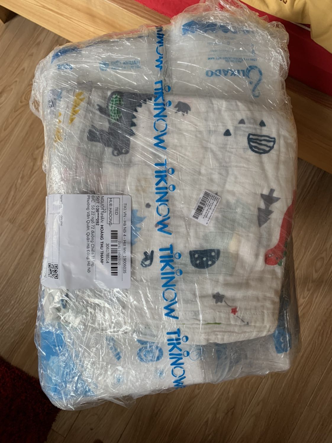 Bọc cẩn thận
nguyên miếng không ẩm, nhăn

Tiki giao hàng nhanh (dự kiến thứ 2 tuần sau nhưng hqua đặt hnay đã có đồ)