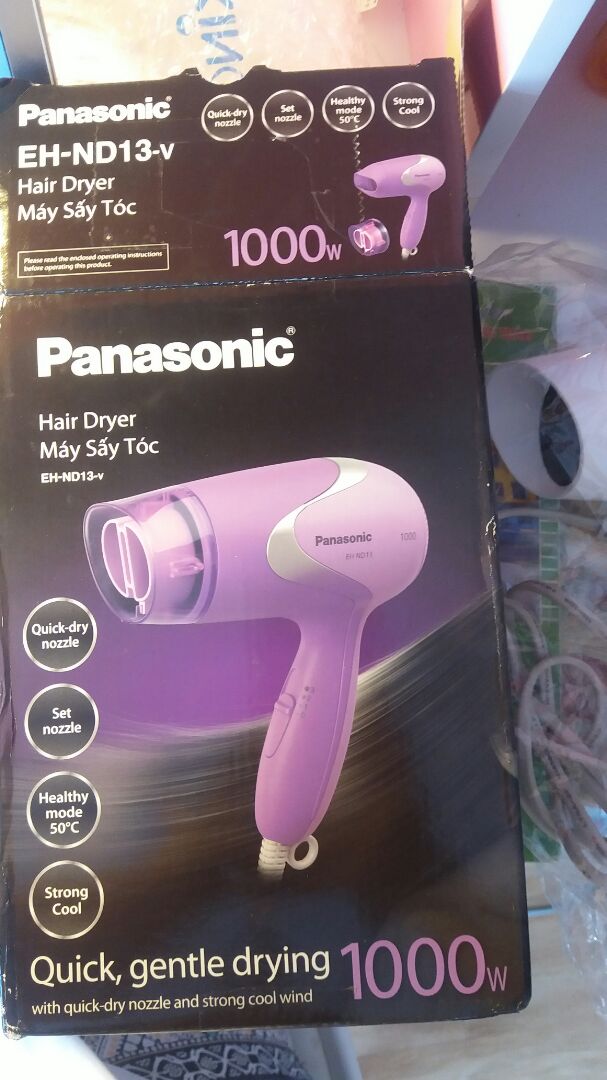 Thật sự mua hàng trên tiki nhiều lần rồi nhưng không nghĩ rằng mình lại rơi vào tình trạng hàng "treo đầu dê bán thịt ***" như vậy. Mình có đặt mua sản phẩm máy sấy tóc EH-ND13-v màu tím như ảnh mình đã chụp, và mình cũng check lại rõ ràng hình ảnh sản phẩm trên web cũng như công năng khác của máy, để rồi mình nhận được một chiếc máy khác như vậy đây