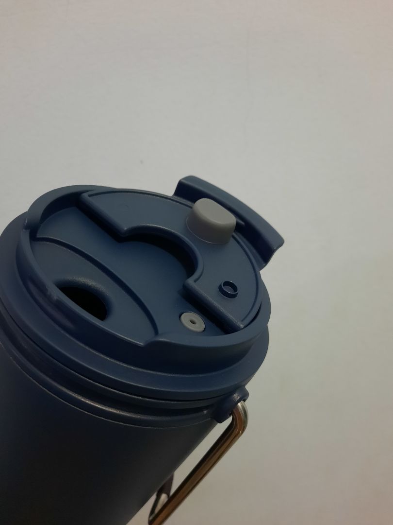 Sản phẩm đẹp, tổng thể thiết kế rất ưng.
Mình mua màu sơn xanh navy nhám, trọng lượng cầm khá chắc tay. Tay cầm dày và chắc chắn, có lớp chống va chạm vào thân ly tránh trầy xước. Đế chống ồn và chống trượt để khá chắc chắn.
Hộp sản phẩm có tờ HDSD (tiếng Hàn, Anh, Trung), đáy hộp có HDSD tiếng Việt và thông tin xuất xứ, nhập khẩu khá rõ ràng.
Là một sản phẩm rất đáng mua trong các đợt giảm giá của Tiki trading.