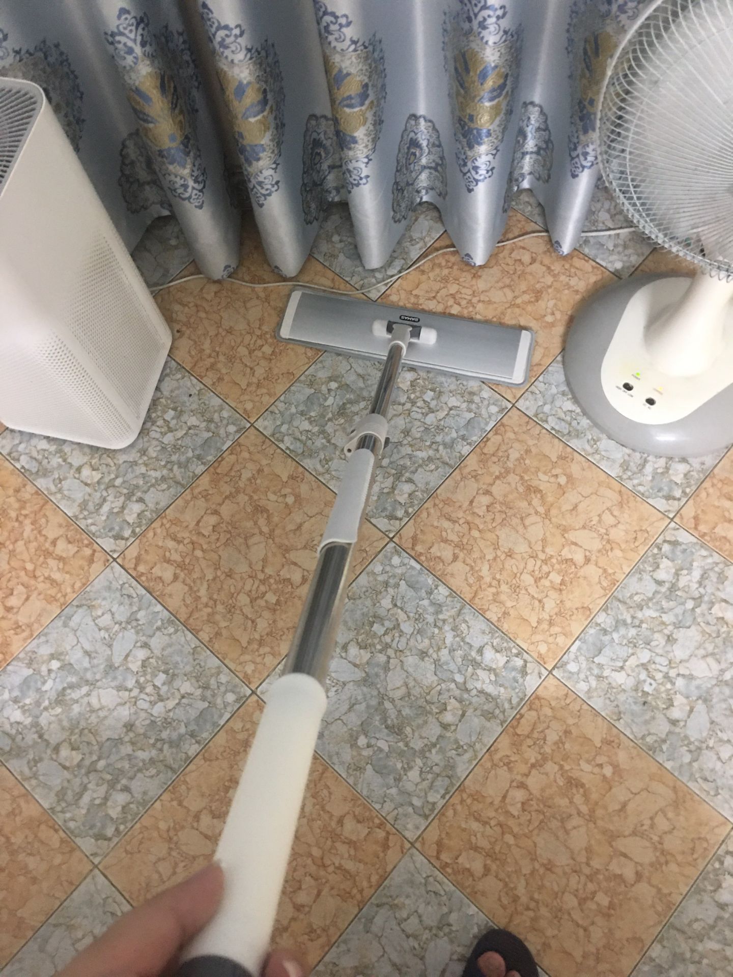 1. Ưu điểm:
- Cây làm bằng kim loại thép nên cần cực chắc chắn
- Bản lau to, lau nhà dọn dẹp nhanh chóng
- Bông lau mềm mịn, lau sạch, không bị bết
- Độ dài cây lau khá dài, dễ di chuyển
- Các khớp nối trơn tru, linh hoạt xoay 360 độ
2. Nhược điểm:
- Chỉ có 1 miếng lau đi kèm thui huhu
- Miếng lau dạng dán nên phải giặt bằng tay nè

Hỏa tốc của Tiki luôn uy tín, giao trước cả 2h ấy, đóng gói cẩn thận, kết cấu chắc chắn.