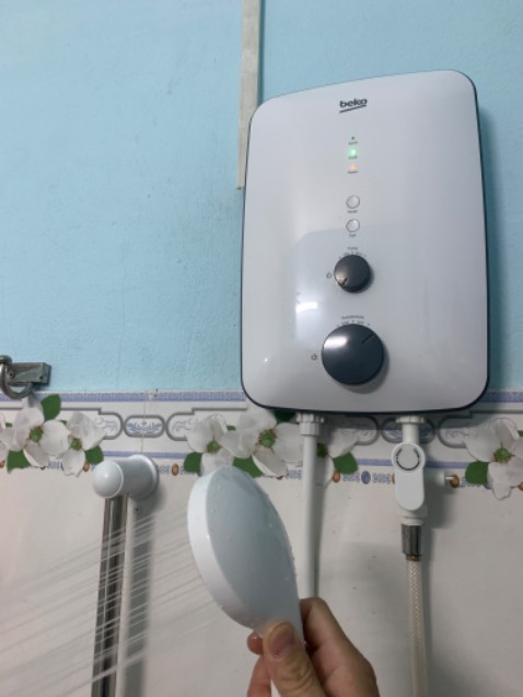 Hàng chính hãng, giao nhanh, chú giao hàng rất nhiệt tình. Máy chạy rất êm và siêu mạnh. Đáng mua
Mình đã mua 2 máy Beko loại không bơm trợ lực xài bên chung cư rất tốt nhưng đem gắn thử bên nhà mình thì nước rất yếu dù bồn nước nhà mình cao đến 4,5m. Tắm rất ức chế 
Từ khi gắn máy này có bơm trợ lực vào nước phun siêu mạnh luôn. Chỉ dám chỉnh bơm đến 1/3 vòng thôi các bé nhà mình đã bảo nước xịt đau quá! 
Dù máy có trang bị cầu dao chống giật nhưng mình cũng phải tiếp mát đóng cọc sâu xuống đất và bắt thêm 1 cầu dao panasonic chống giật ở đầu nguồn cho an toàn! 
Tóm lại máy rất ngon, mọi người nên mua xài nhé! Hiệu này bền lâm, 2 cái kia mình gắn ở chung cư cũng hơn 2 năm rồi chạy rất ngon chưa thấy lỗi gì