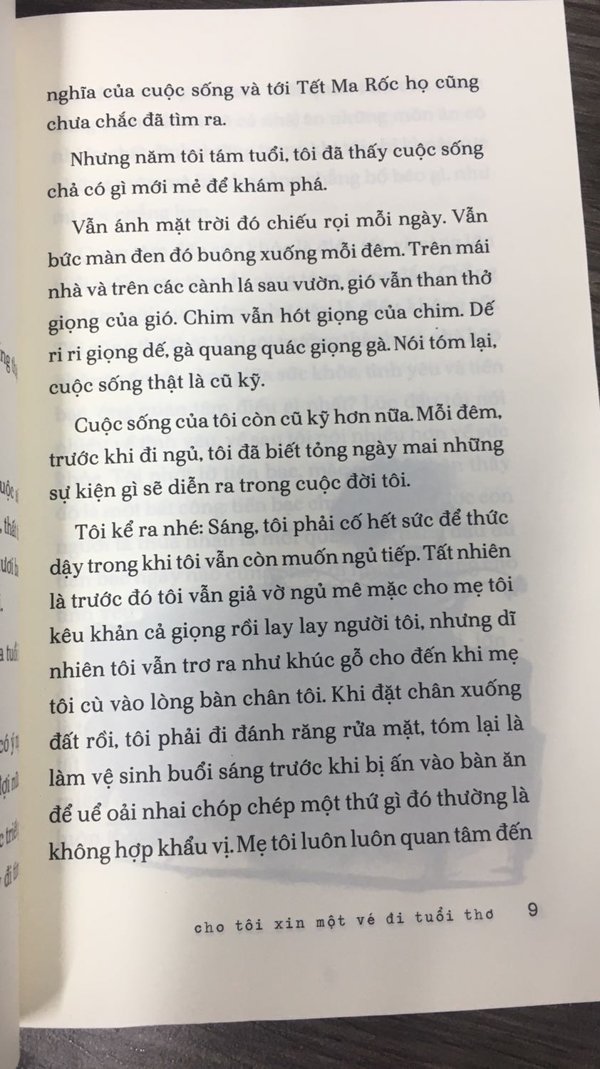 Ship nhanh, 2 ngày là có. Sách mới, tem mác nguyên vẹn. Chất giấy tốt, chữ in rõ ràng. Tui mua với giá sale 50%
Tuy nhiên :)
Có một lỗi nhỏ ko thể thoát khỏi tính hay soi của tui. Phần bìa trước và mấy trang đầu bị cắt hơi lỗi xíu ( ảnh cuối),nhưng ko ảnh hưởng đến nội dung và mĩ quan lắm, nhìn vẫn đẹp ( nhất là với giá 40k ) Ship nhanh, 2 ngày là có. Sách mới, tem mác nguyên vẹn. Chất giấy tốt, chữ in rõ ràng. Tui mua với giá sale 50%
Tuy nhiên :)
Có một lỗi nhỏ ko thể thoát khỏi tính hay soi của tui. Phần bìa trước và mấy trang đầu bị cắt hơi lỗi xíu ( ảnh cuối),nhưng ko ảnh hưởng đến nội dung và mĩ quan lắm, nhìn vẫn đẹp ( nhất là với giá 40k )